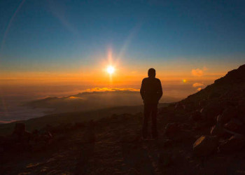 Sonnenuntergang über den Wolken am Krater des Kilimanjaro 