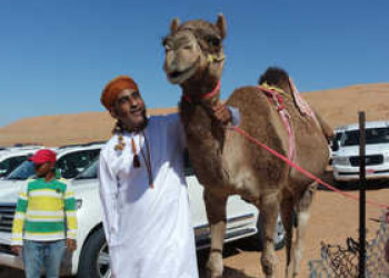 Einheimische mit Kamel 