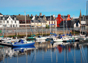 Hafen von Stornoway mit Royal Hotel, Isle of Lewis 