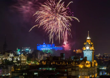 Feuerwerk über Edinburgh 