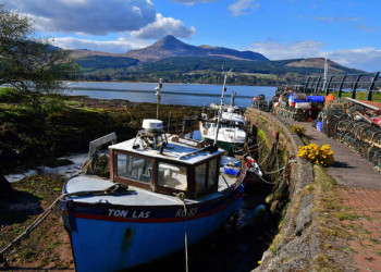 Hafen von Brodick, im Hintergrund Berg Goatfe 