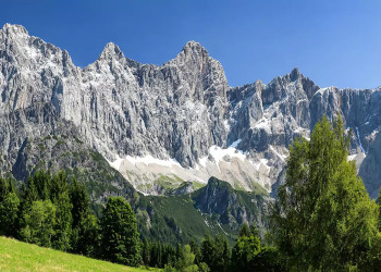 Blick auf die Große Bischofsmütze und das Dachsteinmassiv 