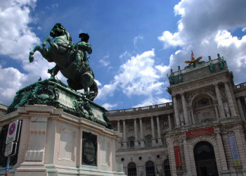 Heldenplatz mit Hofburg in Wien 