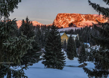 Sonnenuntergang im verschneiten Montenegro 