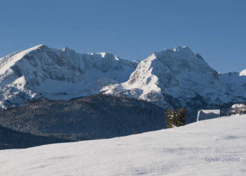 Verschneites Bergpanorama in Montenegro 