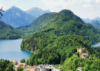Blick auf Schloss Hohenschwangau und den Alpsee 