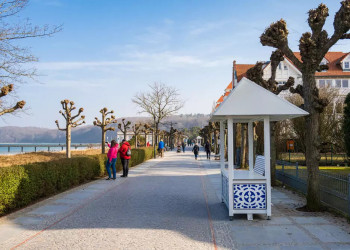 Strandpromenade auf Rügen an einem Wintertag 