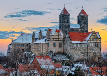 Heruntergeladen Das Quedlinburger Schloss und Stiftskirche im Winter 