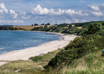 Strand und Wanderweg an der Ostsee 