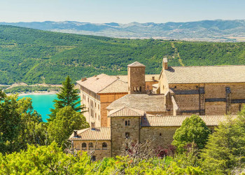 Blick auf das Kloster Leyre 