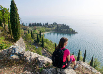 Blick auf die Bucht von San Vigilio am Gardasee 