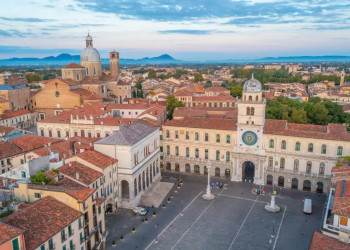 Ansicht des Torre dell'Orologio und der Kathedrale Santa Maria Assunta 