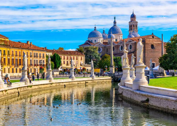 Blick auf den Platz Prato della Valle und die Basilika Santa Giustina 