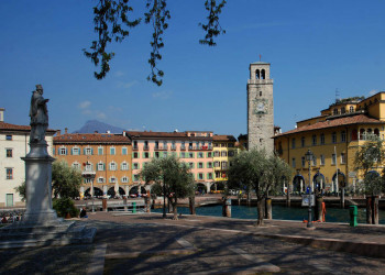 Riva, Hauptplatz mit Uhrturm 