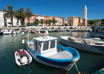 Fischerboote im Hafen von Scario 