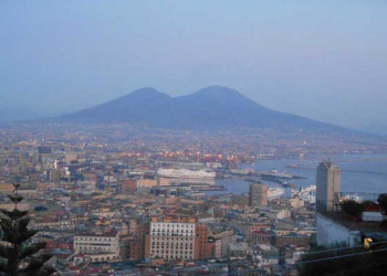 Blick auf Neapel mit Vesuv 