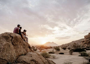 Sonnenuntergang in der Wüstenlandschaft von Namibia