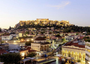 Blick auf die Akropolis in Athen in der Abenddämmerung