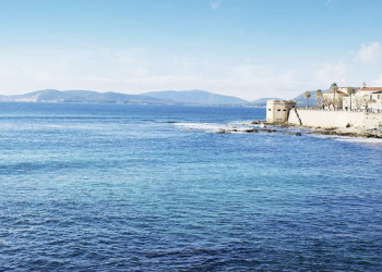 Blick auf die Küste bei Alghero in Sardinien