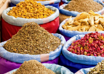 Farbenfroher Marktstand in Marokko