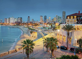 Die nächtliche Skyline von Tel-Aviv, von Jaffa aus betrachtet