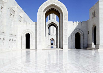 Einer der Innenhöfe der Sultan Qaboos-Moschee in Maskat