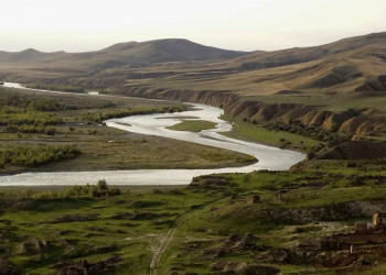 Großartige Flusslandschaft bei Kutaissi in Georgien
