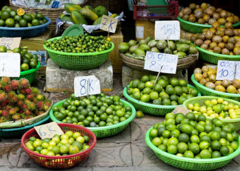 Tropische Früchte auf einem Markt im Mekongdelta