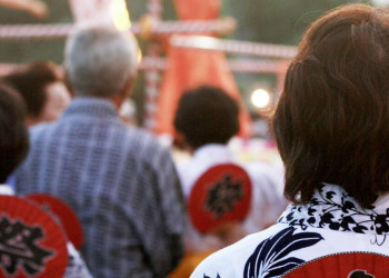 Japaner in ihren traditionellen Yukatas