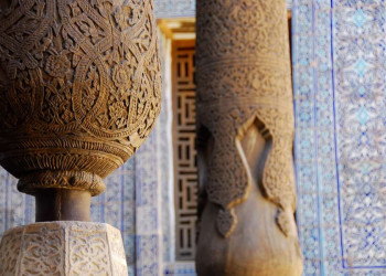 Säulen an der Moschee in Chiwa, Usbekistan