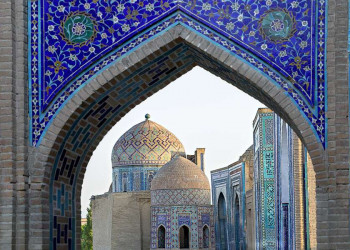 Die Gräberstraße Schah-e Sinda in Samarkand mit ihren farbenprächtigen Spitzbogen und Mausoleen