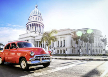 Ein Oldtimer vor dem Capitolio in Havanna