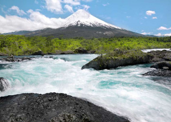 Petrohue-Wasserfälle und der Vulkan Osorno in Chile