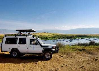 Mit dem Geländewagen unterwegs im Ngorongoro-Krater