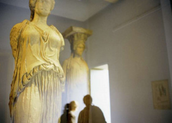 Antike Statuen im Akropolismuseum in Athen