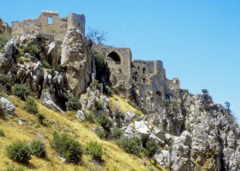 Die spektakulär gelegenen Burgruinen von St. Hilarion in Nordzypern