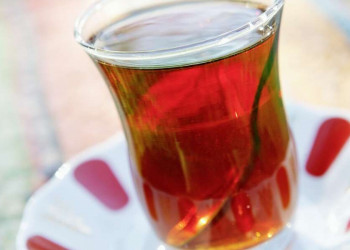 Ein Glas türkischen Tees