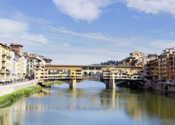 Die berühmte Ponte Vecchio über den Arno in Florenz