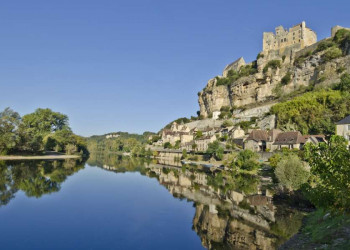 Die Burg Beynac am Ufer der Dordogne in Südwestfrankreich