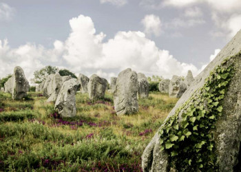Jahrtausendealt und rätselhaft: Menhire bei Carnac