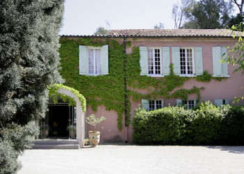 Eingangsbereich des Hotels Mazets des Roches in Tarascon, Provence