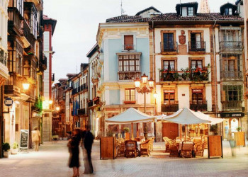 Oviedos Altstadt verzaubert im Abendlicht