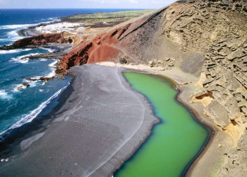 Vulkankrater El Golfo in den Ausläufern des Timanfaya-Nationalparks an der Küste von Lanzarote
