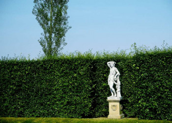 Statue im Garten von Sissinghurst in Südengland