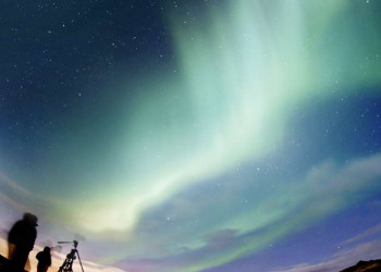 Beobachter warten auf das Polarlicht in Finnland