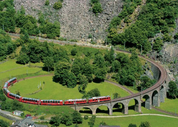 Der Bernina Express in den Schweizer Alpen