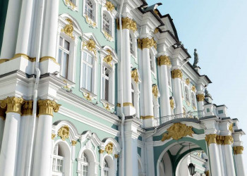 Der prunkvolle Winterpalast in St. Petersburg