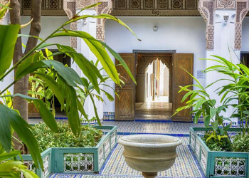 Ein kunstvoll verzierter Innenhof im Bahia-Palast in Marrakesch