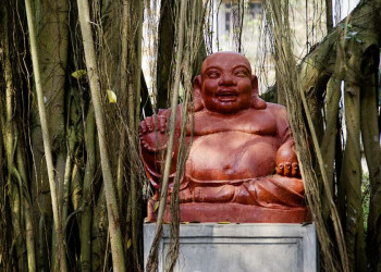 Buddhastatue in einem versteckten Tempel in Hanoi