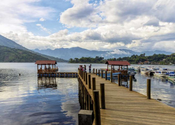 Blick auf den Atitlánsee in Guatemala